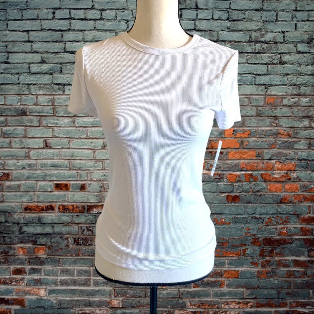 WHITE SHORTSLEEVE RIBBED CREWNECK TEE